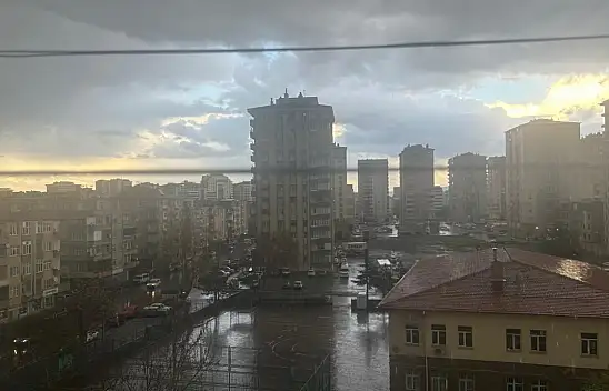Kayseri'de dolu ve şiddetli yağış bir anda bastırdı!