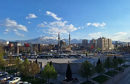 Kayseri'de don felaketi, düğün arabasındaki yazıyla gündem oldu