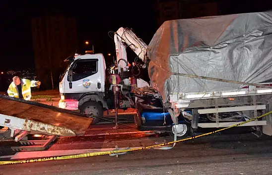 Kayseri'de Fiat Tofaş marka araç kağıt gibi ezildi - Sürücü hayatını kaybetti!