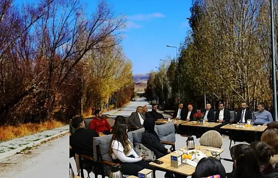 Kayseri'de gençler sordu, protokol anlattı: Gençlerle Baş Başa programı başladı