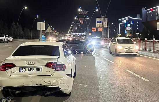 Kayseri'de iki otomobil çarpıştı - Yaralı var!