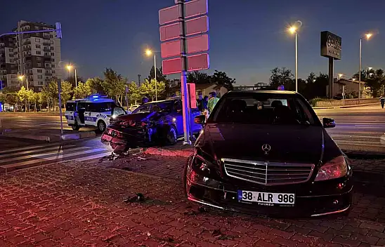 Kayseri'de geceyi hareketlendiren kaza: Otomobiller çarpıştı!