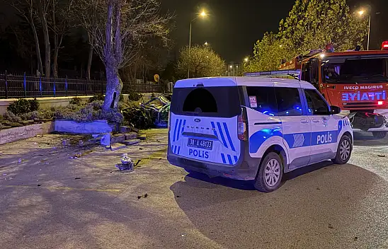 Kayseri'de kaldırıma çarpan araç savruldu - Ölü ve yaralı var!