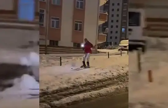 Kayseri'de kaldırımda kayak yaptı!