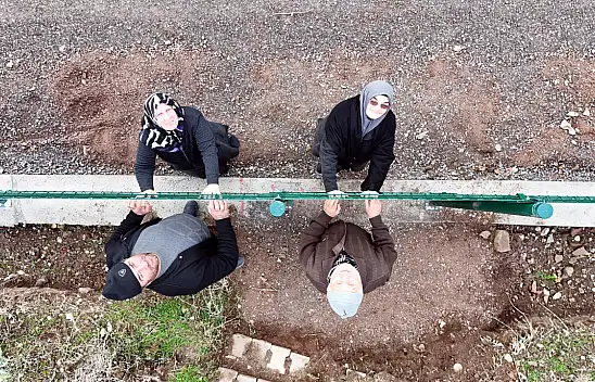 Kayseri'de Kemal Sunal'ın filmi gerçek oldu: Mahalle tel örgüyle ikiye bölündü