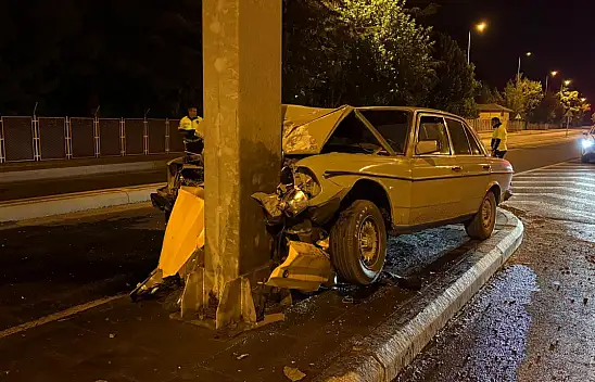 Kayseri'de klasik otomobil direğe ok gibi saklandı - Sürücü ağır yaralı!