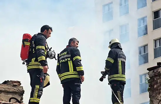 Kayseri'de metruk evin çatısında yangın çıktı!