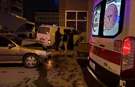 Kayseri'de minibüs dükkana daldı