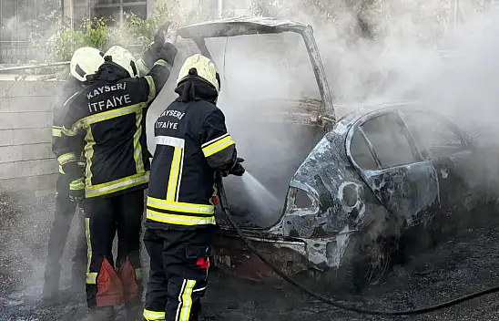 Kayseri'de müstakil evin otoparkında alev alan otomobil küle döndü!