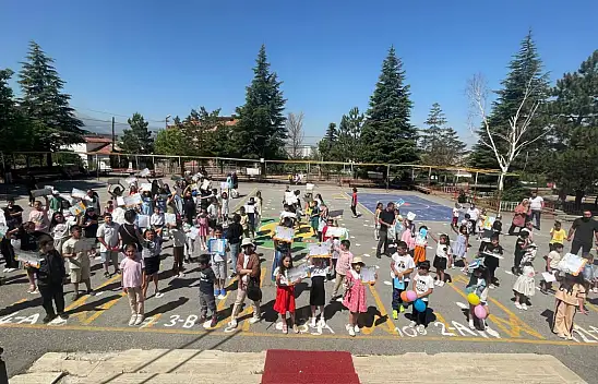 Kayseri'de öğrencilerin karne heyecanı: Kimi mutlu, kimi üzgün…