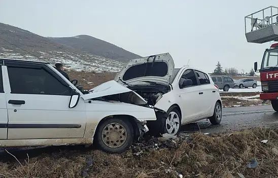 Kayseri'de öğretmenlerin içinde bulunduğu iki otomobil çarpıştı: 5 yaralı