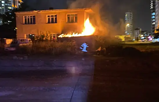 Kayseri'de panik anları: İki binayı ateşe verdiler!