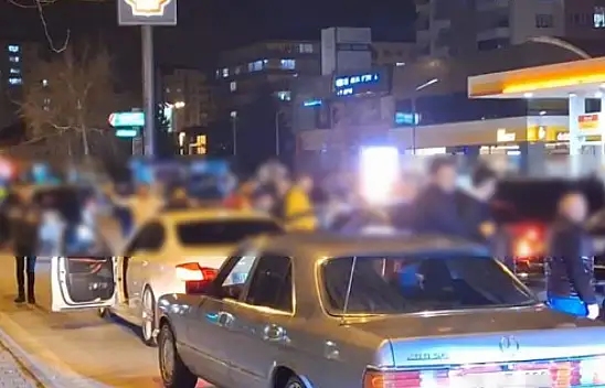 Kayseri'de pes dedirten görüntü – Trafiğin ortasında yolu kapattılar!