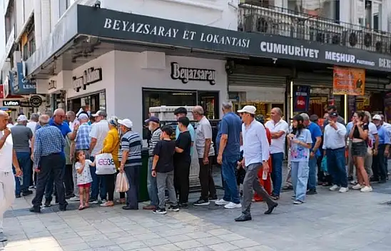 Kayseri'de protokol vatandaşlara aşure ikram etti