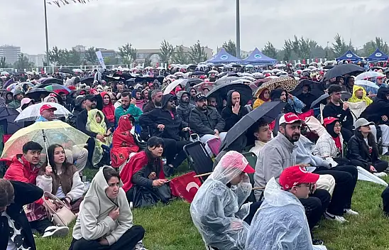 Kayseri'de sağanak yağışa rağmen dev ekranda milli maç heyecanı!