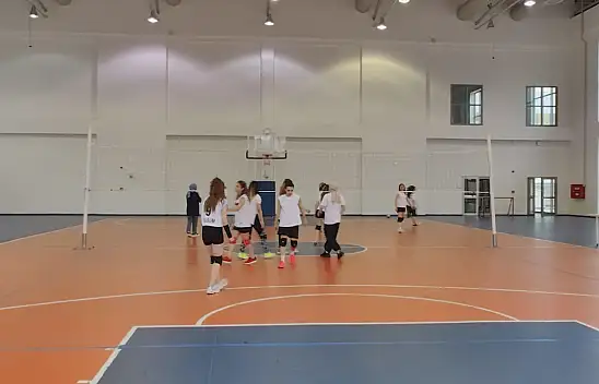 Kayseri'de sağlık personellerine voleybol etkinliği