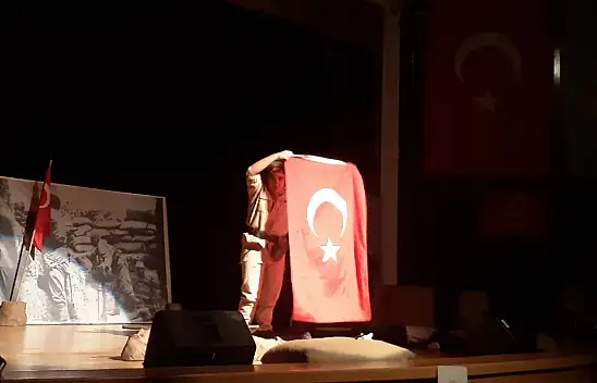 Kayseri'de salonda yer kalmadı - Ayakta izlediler!
