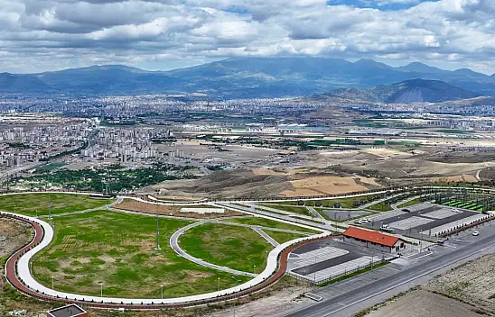 Kayseri'de şehir manzaralı millet bahçesi