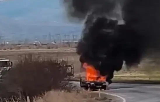 Kayseri'de seyir halindeki araç alev aldı: Yol dumanla kaplandı!