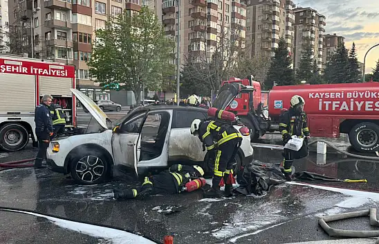 Kayseri'de seyir halindeki elektrikli araç alev aldı!
