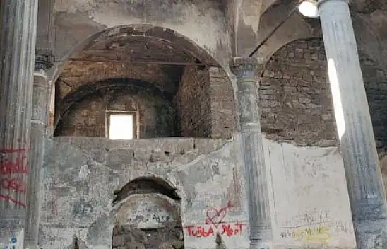 Kayseri'de şok görüntüler - Tarihi kiliseyi mahvettiler!