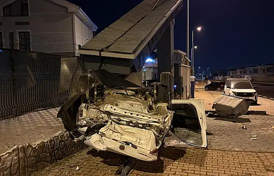 Kayseri'de takla atan otomobil sitenin girişini yıktı: Yaralı var!
