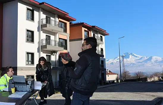 Kayseri'de TOKİ heyecanı: 190 konut hak sahiplerine teslim edildi!