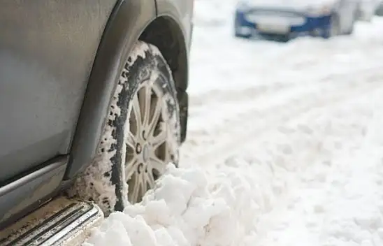 Kayseri'de trafik alarmı: Kar yağışı yolları kapattı!