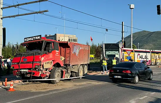 Kayseri'de tramvay ile kamyonun çarpıştığı kazada 5 kişi yaralandı!