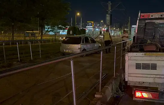 Kayseri'de tramvay yoluna giren sürücü önce kaçtı fakat sonra bakın ne yaptı?