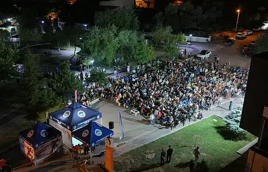 Kayseri'de türkü gecesine yoğun katılım: Yüzlerce kişi köşk parkta buluştu!
