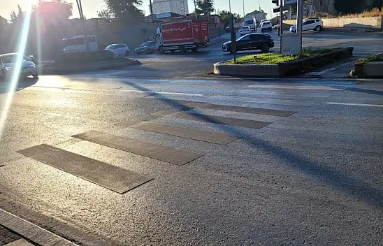 Kayseri'de yol bilmecesi – Işık var ama vatandaşlar karşıya geçemiyor!