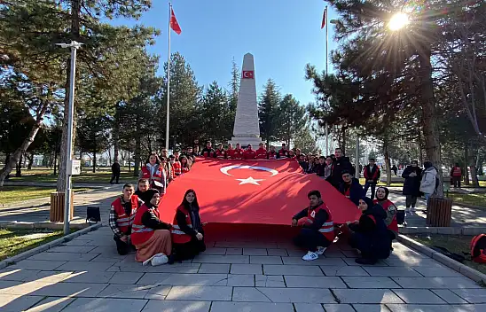 Kayseri Gönüllü Genç Kızılay ekibinden şehitlere saygı...