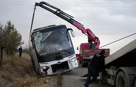 Kayseri-Kırıkkale karayolunda kaza - Otobüs şarampole yan yattı!