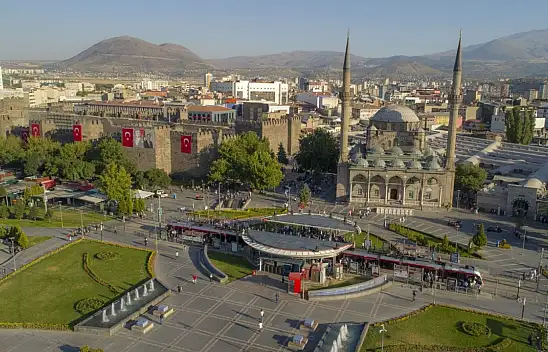 Kayseri kısa kısa: İstihdam, Samsunlu şirket, TOMTAŞ, Yıkım, Cumhuriyet Meydanı, Kayserispor...