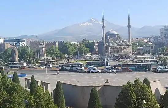 Kayseri kısa kısa: Türk Bayrağı, AK Parti, Develi, Cumhuriyet Meydanı...