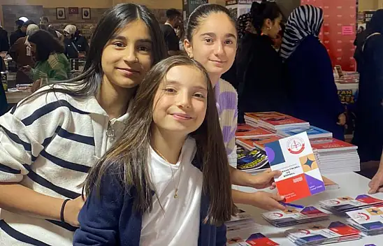 Kayseri Kitap Fuarı'ndaki genç yazarlardan anlamlı bağış!