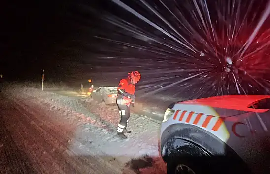 Kayseri-Malatya karayolu 8 saattir ulaşıma kapalı - Ekipler yoğun tipiye rağmen çalışıyor!