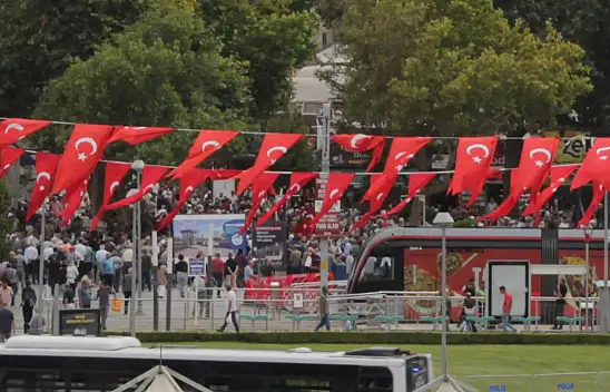 Kayseri meydanında büyük kalabalık: Heyecanla Özel'i bekliyorlar!