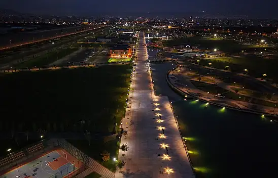 Kayseri Millet Bahçesi'nde yapılan ışıklandırma iskele yoluna renk kattı