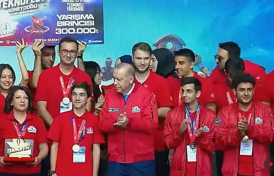 Kayseri'nin gururu oldular: Osman Ulubaş Fen Lisesi öğrencileri ödülü Cumhurbaşkanı Erdoğan'dan aldı!