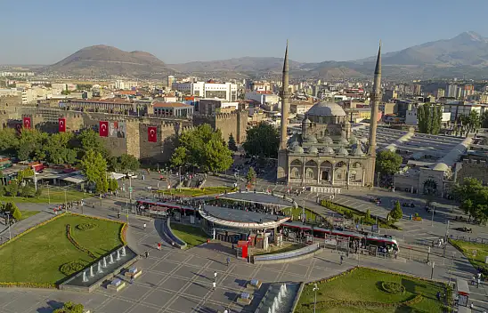 Kayseri'nin kalbinde büyük değişim! Cumhuriyet Meydanı baştan aşağı yenileniyor