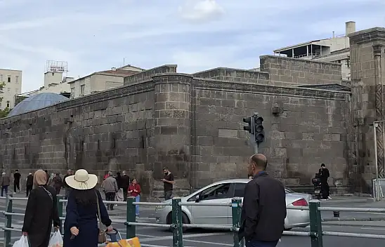 Kayseri'nin kalbinde korkutan manzara! Bir anlık hata faciaya dönüşebilir