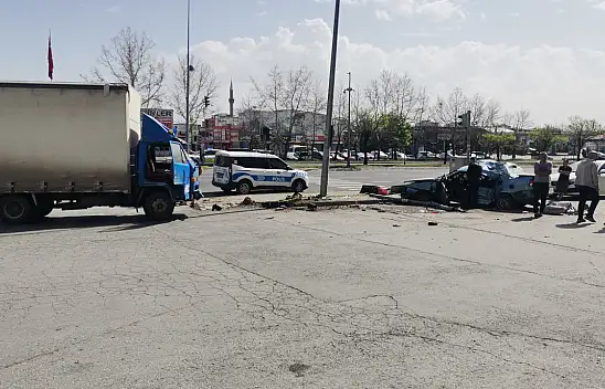 Kayseri Osman Kavuncu Bulvarı'nda feci kaza: Otomobil hurdaya döndü!