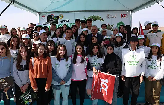 Kayseri Protokolü Gençlerle Buluşarak Ağaç Dikti