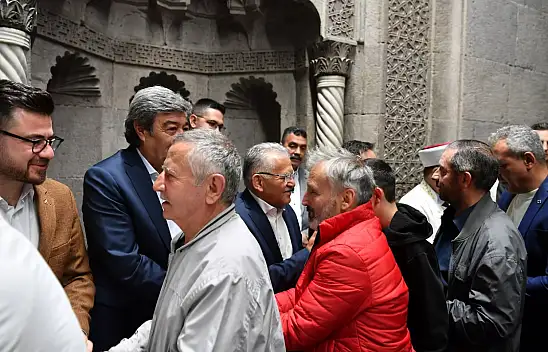 Kayseri protokolü Hunat Camii'nde vatandaşlarla bayramlaştı!