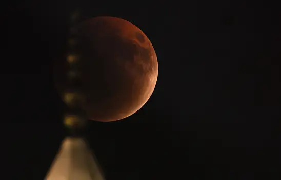 Kayseri semalarında muhteşem gösteri: Kanlı ay tutulması büyüledi!