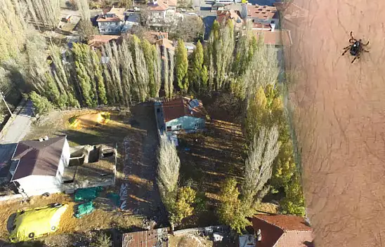 Kayseri sınıfta mı kalıyor? – Tarla sularken vücuduna kene yapıştı!