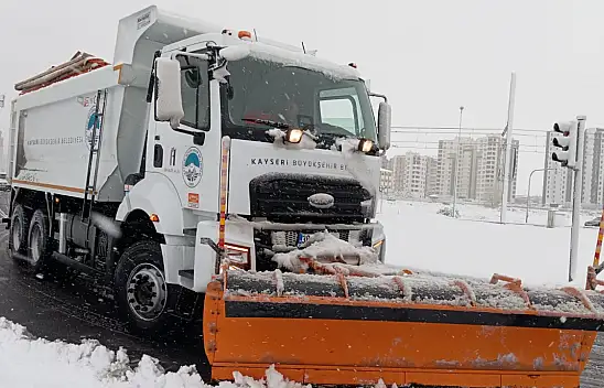 Kayseri'ye ilk kar düştü - Büyükşehir Belediyesi  340 personel ve 130 araç ile sahada...