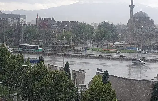 Kayseri'ye aniden sağanak bastırdı